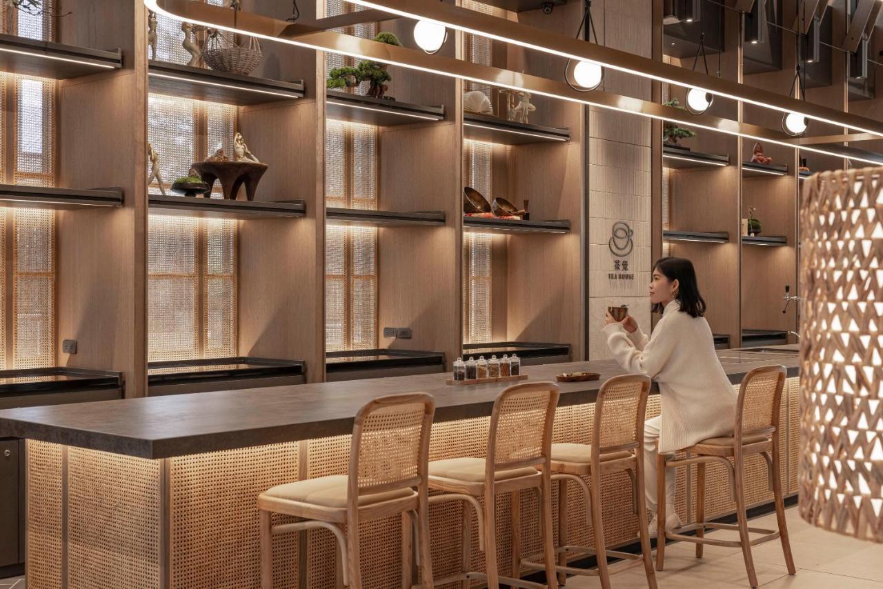 Lakeshore Hotel Hualien Taroko Shunan Exteriér fotografie The interior of a Starbucks Reserve store in Shanghai, China