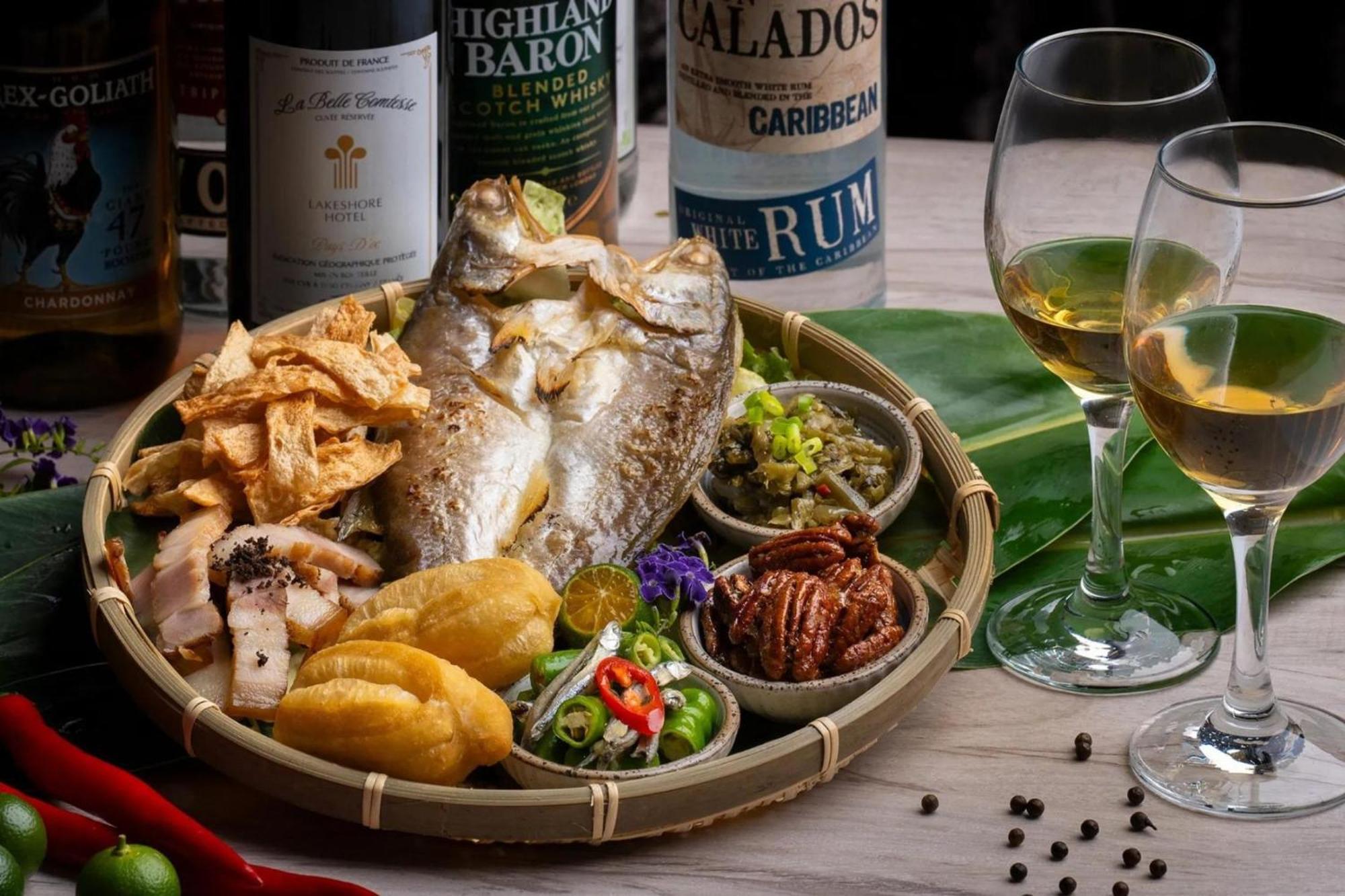 Lakeshore Hotel Hualien Taroko Shunan Exteriér fotografie A whole pompano served with a selection of condiments